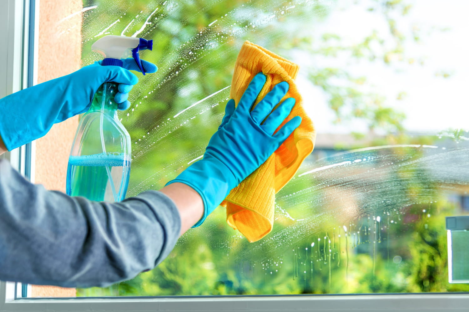 Nettoyage de vitres en hauteur dans le Var — H2O PROPRETÉ 83